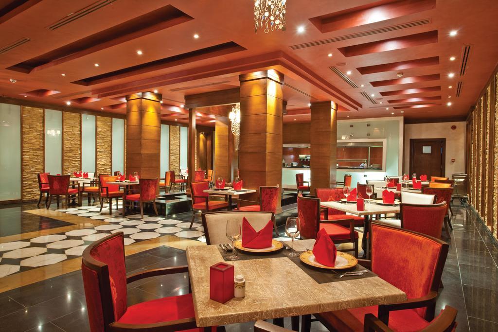 Sunrise Arabian Beach Resort Sharm el Sheikh Esterno foto The restaurant at the hotel