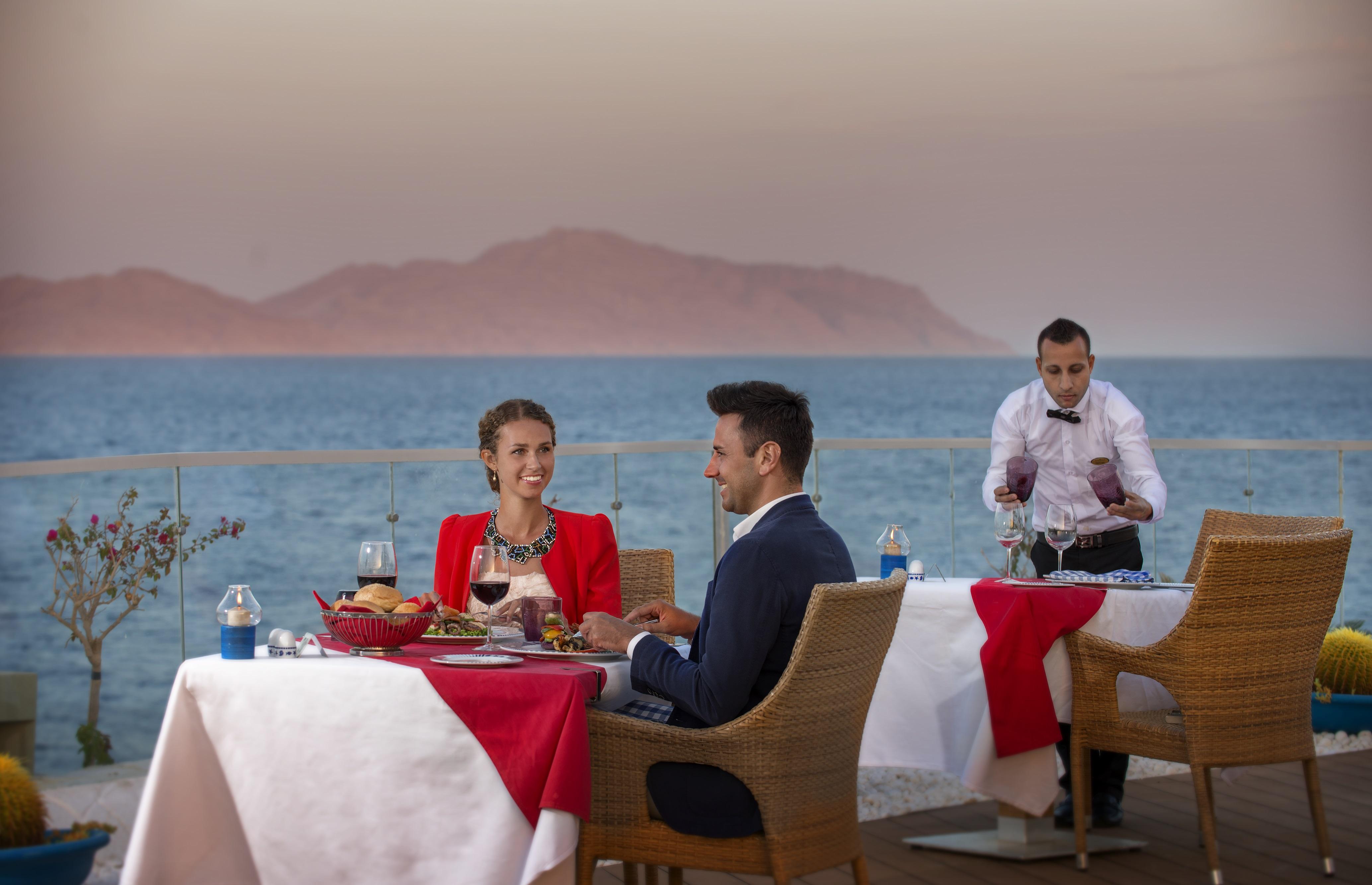 Sunrise Arabian Beach Resort Sharm el Sheikh Esterno foto A waiter serving wine at a restaurant