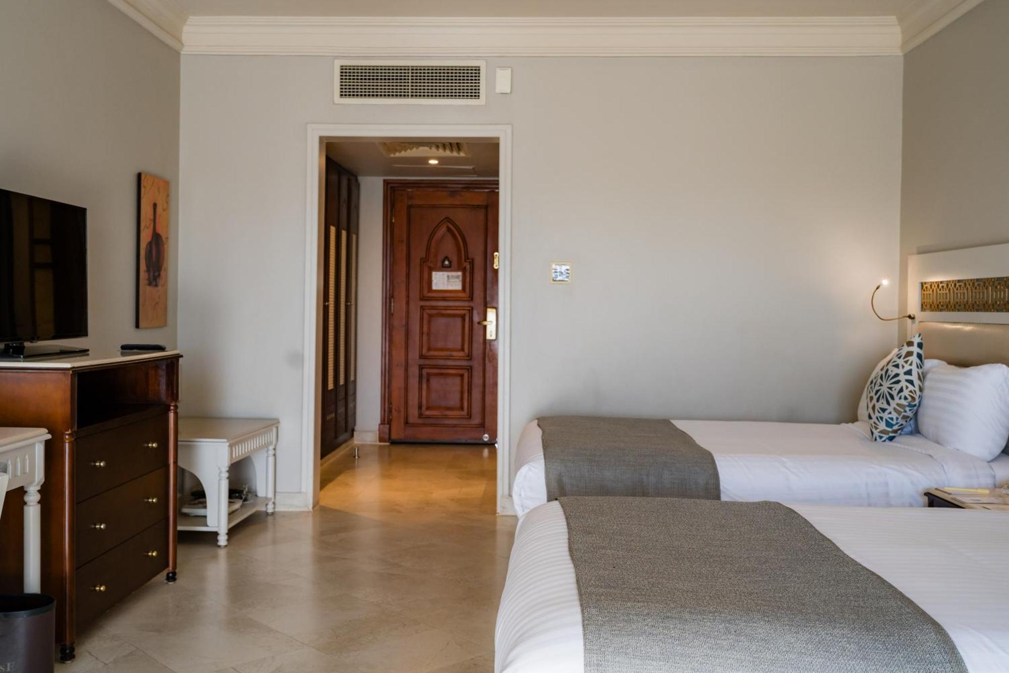 Sunrise Arabian Beach Resort Sharm el Sheikh Esterno foto A room at the hotel