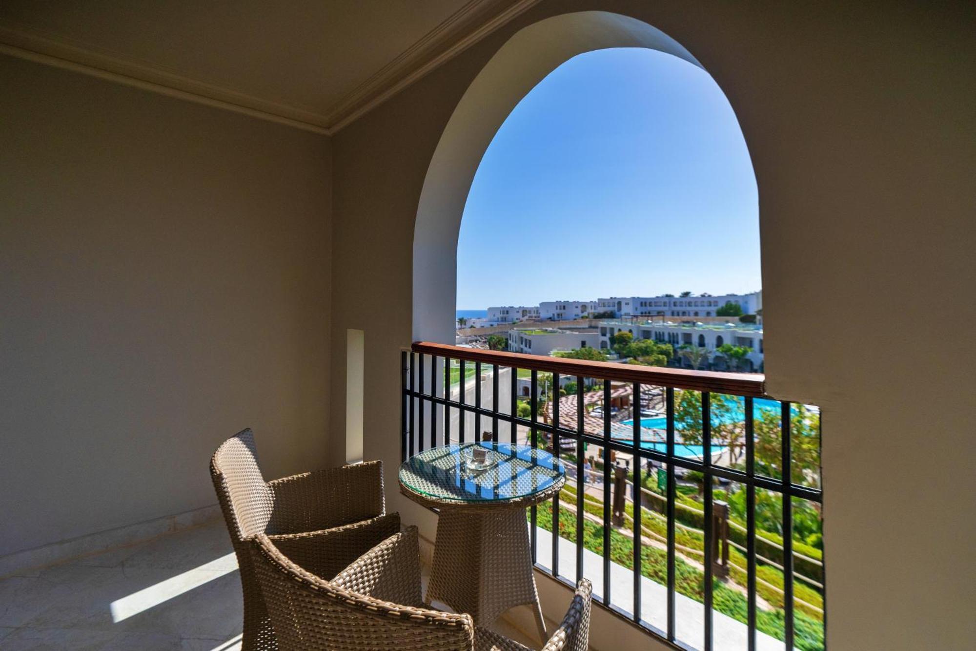 Sunrise Arabian Beach Resort Sharm el Sheikh Esterno foto Balcony of a hotel room